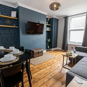 Quirky Newly Renovated With Parking - Cobalt Levels Apartment